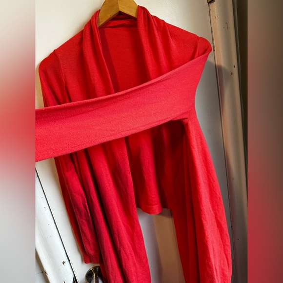 Moda International - coral short back long front open cardigan. Slight pilling - Picture 11 of 11